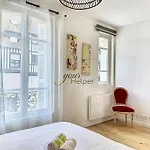 Victoria Yourhosthelper Ντοβίλ