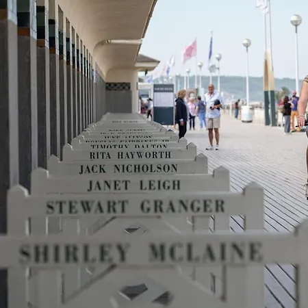 Victoria Yourhosthelper * Deauville