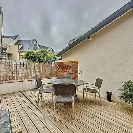 Victoria Yourhosthelper