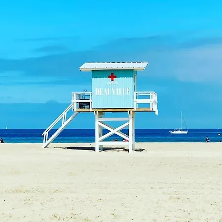 Victoria Yourhosthelper Deauville