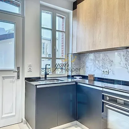 Victoria Yourhosthelper * Deauville