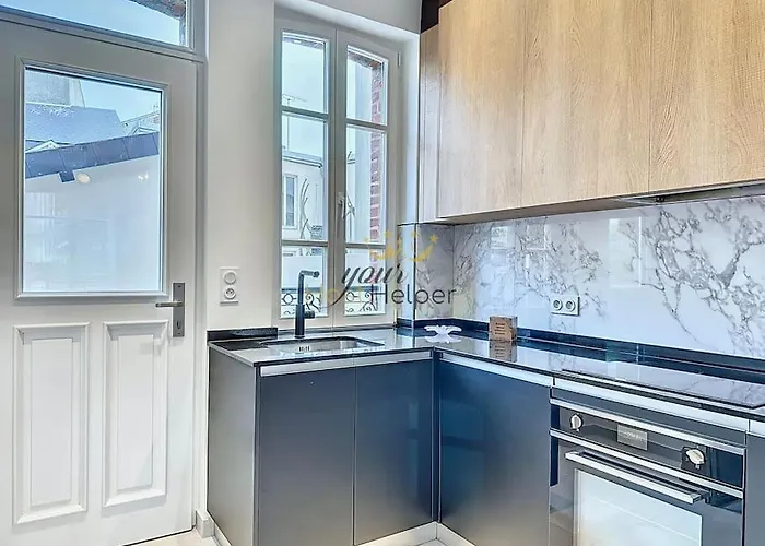 Victoria Yourhosthelper * Deauville